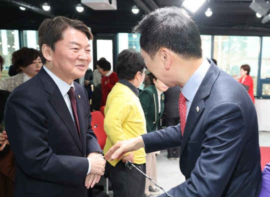 지난 2월10일 서울 여의도 국민의힘 당사에서 열린 제6대 전국여성지방의원협의회 출범식에서 김기현·안철수 당대표 후보가 인사하고 있다.<연합뉴스>